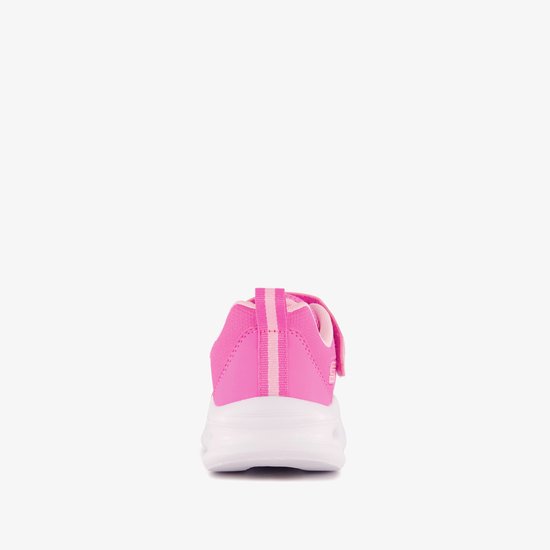 Achterkant van roze sneaker met witte zool en roze bandjes.