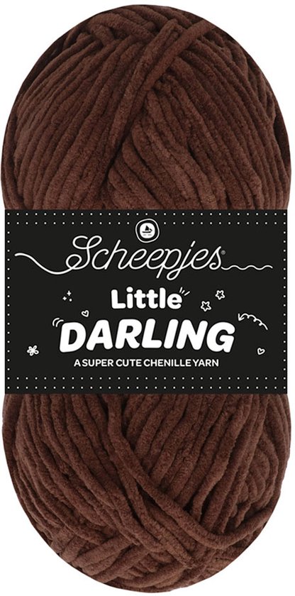 Une pelote de fil Scheepjes Little Darling marron. L'étiquette indique 'Little DARLING A SUPER CUTE CHENILLE YARN'.