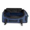 Open blauwe Eastpak reistas met zwarte banden.