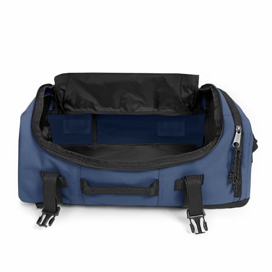 Open blauwe Eastpak reistas met zwarte banden.