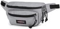 Sac banane Eastpak gris avec deux poches avant zippées et cordons.