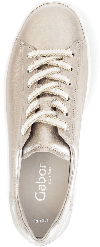 Bovenkant van een metallic Gabor sneaker met logo.