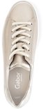 Bovenkant van een metallic Gabor sneaker met logo.
