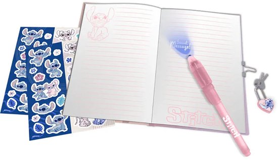 Roze dagboek met blad van het Disneyfiguur Stitch. Met pen en sleutel.