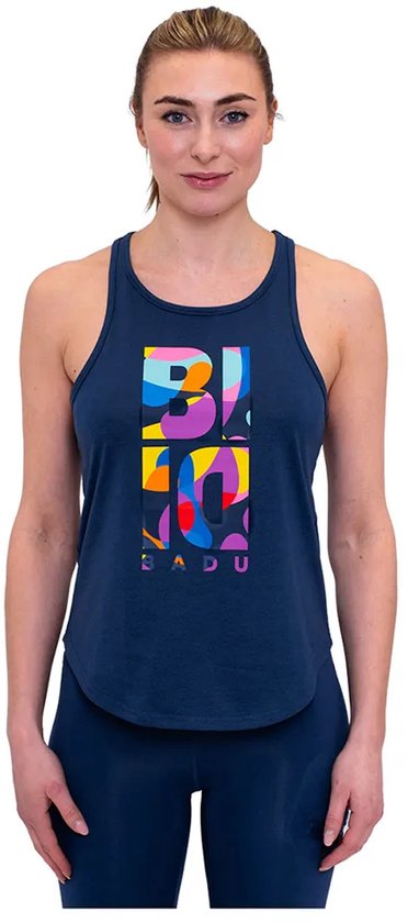 Vrouw in donkerblauw mouwloos sportshirt met multicolore 'BIDI BADU' logo op de voorkant.