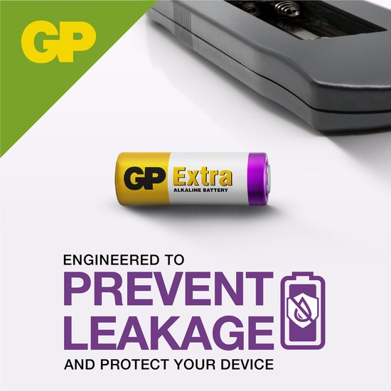 GP Extra alkalinebatterij naast een apparaat met batterijvak, met symbool voor lekvrije bescherming.