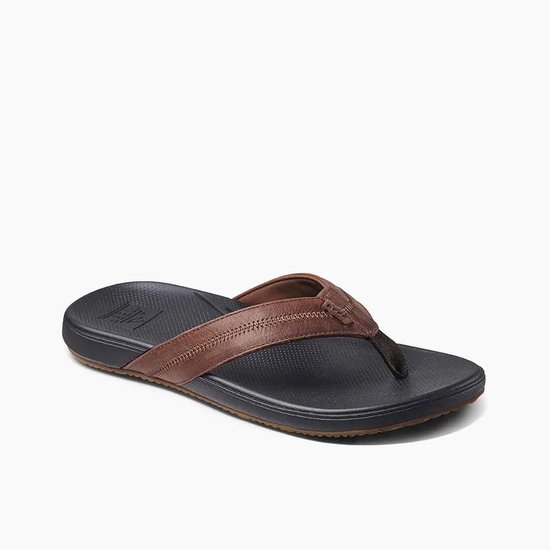Bruine leren bandjes op zwarte Reef slipper met een bruine zool.