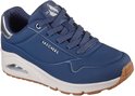 Donkerblauwe Skechers sneaker met zilveren detail op de hiel en een beige zool met luchtdemping.