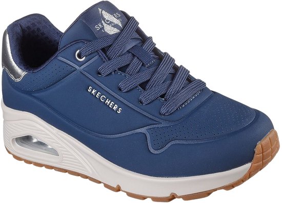 Donkerblauwe Skechers sneaker met zilveren detail op de hiel en een beige zool met luchtdemping.