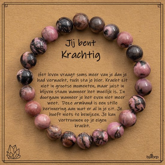 Armband van roze en zwarte stenen met de tekst 'Jij bent Krachtig'.
