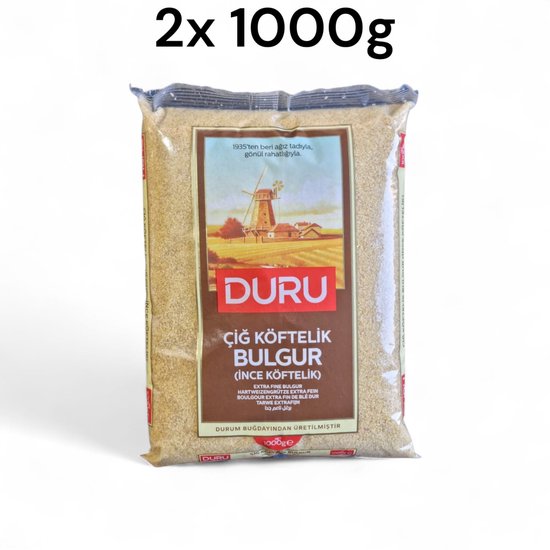 Twee pakken Duru fijne bulgur met "2x 1000g" erboven. Op de voorkant een afbeelding van een molen, tarwearen en het logo "Duru Bulgur".