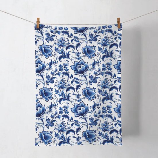 Blauw-witte theedoek met een delftsblauwe bloemenprint.
