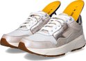 Lichtgrijze leren dames sneakers met parelmoer details, zilverkleurige accenten en uitneembare gele zool.