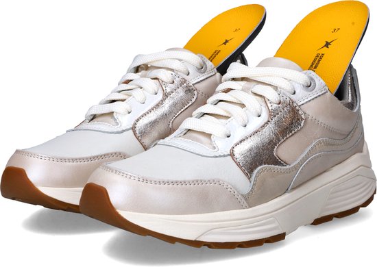 Lichtgrijze leren dames sneakers met parelmoer details, zilverkleurige accenten en uitneembare gele zool.