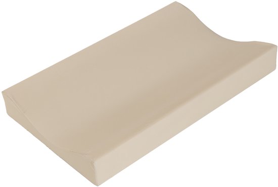 Puck Comfort aankleedkussen in de kleur Clay. Een beige, ergonomisch gevormd aankleedkussen met verhoogde zijkanten.