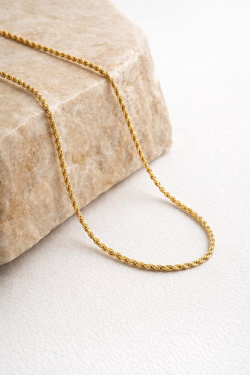 Lundholm Luxe Ketting Dames – Premium Stainless Steel Gold Plated – Goud kleurige Schakelketting 60 cm – Tina Serie - Tijdloze Lange Ketting – Scandinavisch Design – Luxe Cadeau voor Haar – Inclusief Luxe Geschenkverpakking