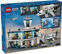 Achterkant van de LEGO City Luchthaven met Vliegtuig (60502) doos met diverse afbeeldingen.