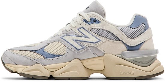 Lichtgrijze New Balance 9060 sneaker met beige overlays, lichtblauwe accenten en een opvallende crèmekleurige ABZORB-zool.