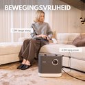 Vrouw zit op een beige bank met een grijze RYER stoomreiniger, met labels '1.5M lange slang' en '4.5M lang snoer'.