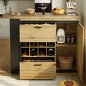 Keukenkast met houten front en zwarte zijkanten, met wijnvakken, lades en open kast met mand.
