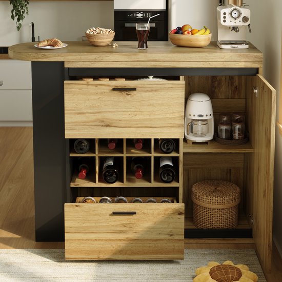 Keukenkast met houten front en zwarte zijkanten, met wijnvakken, lades en open kast met mand.