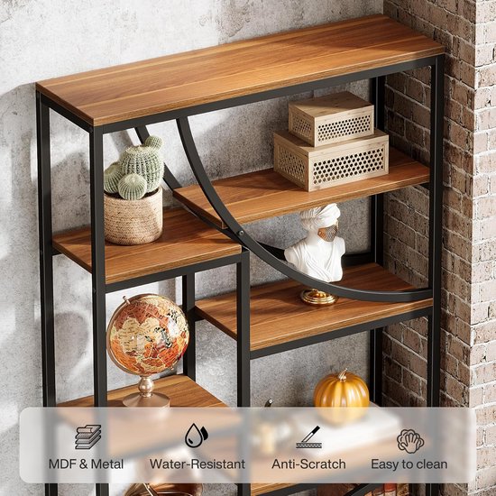 Close-up van een bruine en zwarte boekenkast met decoraties en kenmerken zoals 'MDF & Metal'.