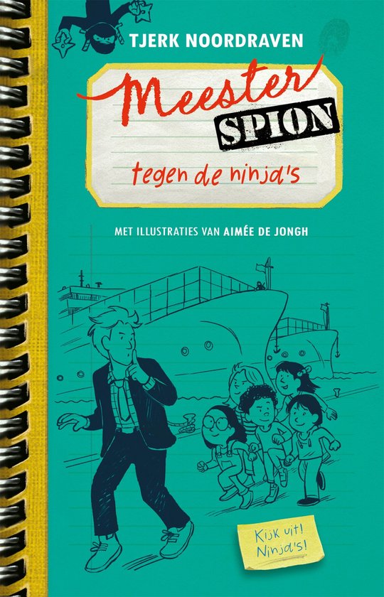 Boekomslag 'Meester Spion tegen de ninja's' door Tjerk Noordraven. Een man in pak en das leidt een groep kinderen weg bij een schip.
