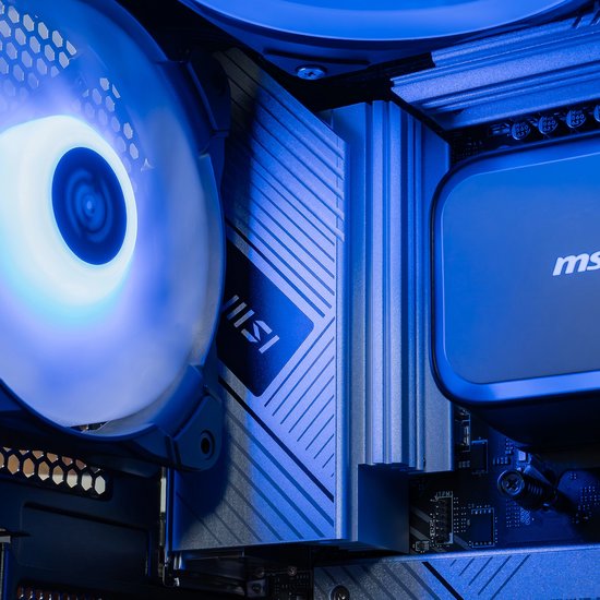 Close-up van de binnenkant van een gaming pc met blauwe verlichting, een ventilator en een zilverkleurig koellichaam met MSI-logo.