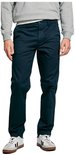 Donkerblauwe chino gedragen met grijze trui en witte sneakers.