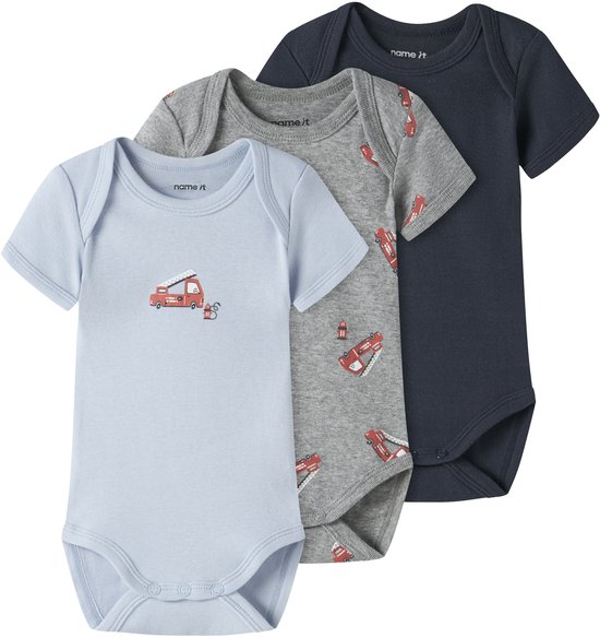 Trois bodies : bleu clair avec imprimé de camion de pompier, gris avec imprimé intégral de camion de pompier, bleu marine uni.