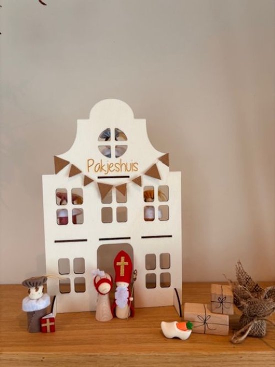 Houten grachtenpand 'Pakjeshuis' met Sinterklaas, Piet, cadeautjes en klomp.