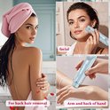 Vrouwen gebruiken blauwe lady trimmer voor gezicht, armen, rug en bikinilijn.