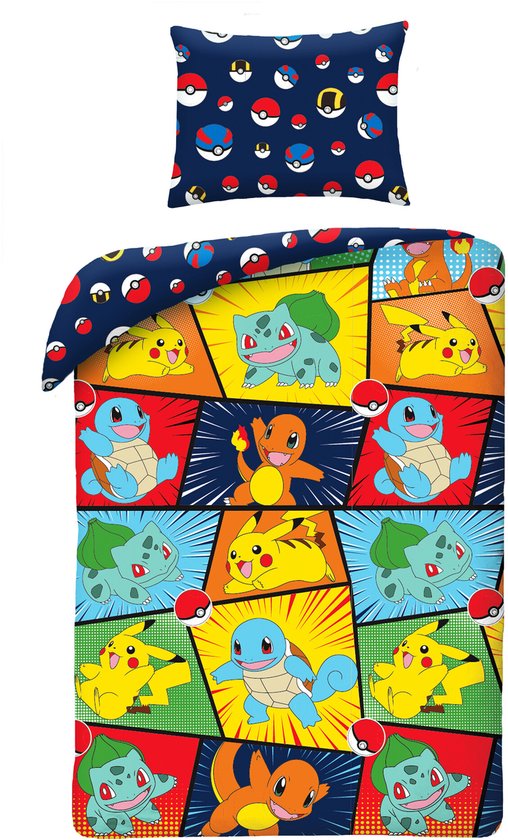 Donkerblauwe dekbedovertrek met een print van Pokémon-personages zoals Pikachu, Bulbasaur en Charmander, met Poké Balls. Kussensloop met Poké Balls.