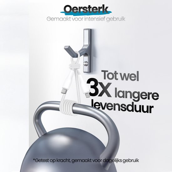 Wit gevlochten oplaadkabel hangt aan een haak met een kettlebell van 3x zwaarder
