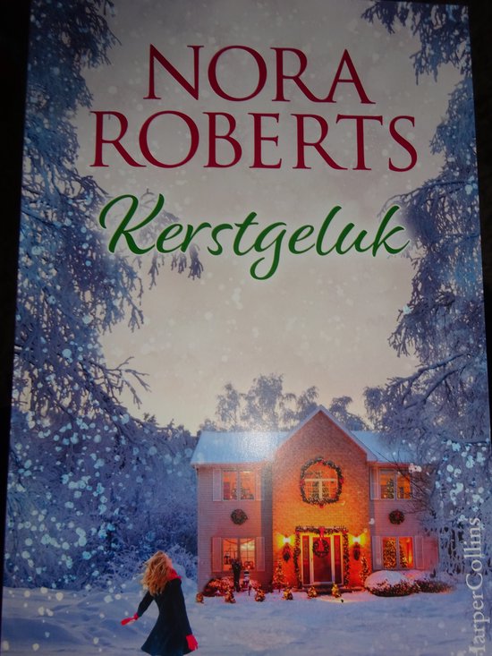 Kerstgeluk van Nora Roberts, met een winterse kerstboom en een huis met kerstverlichting.