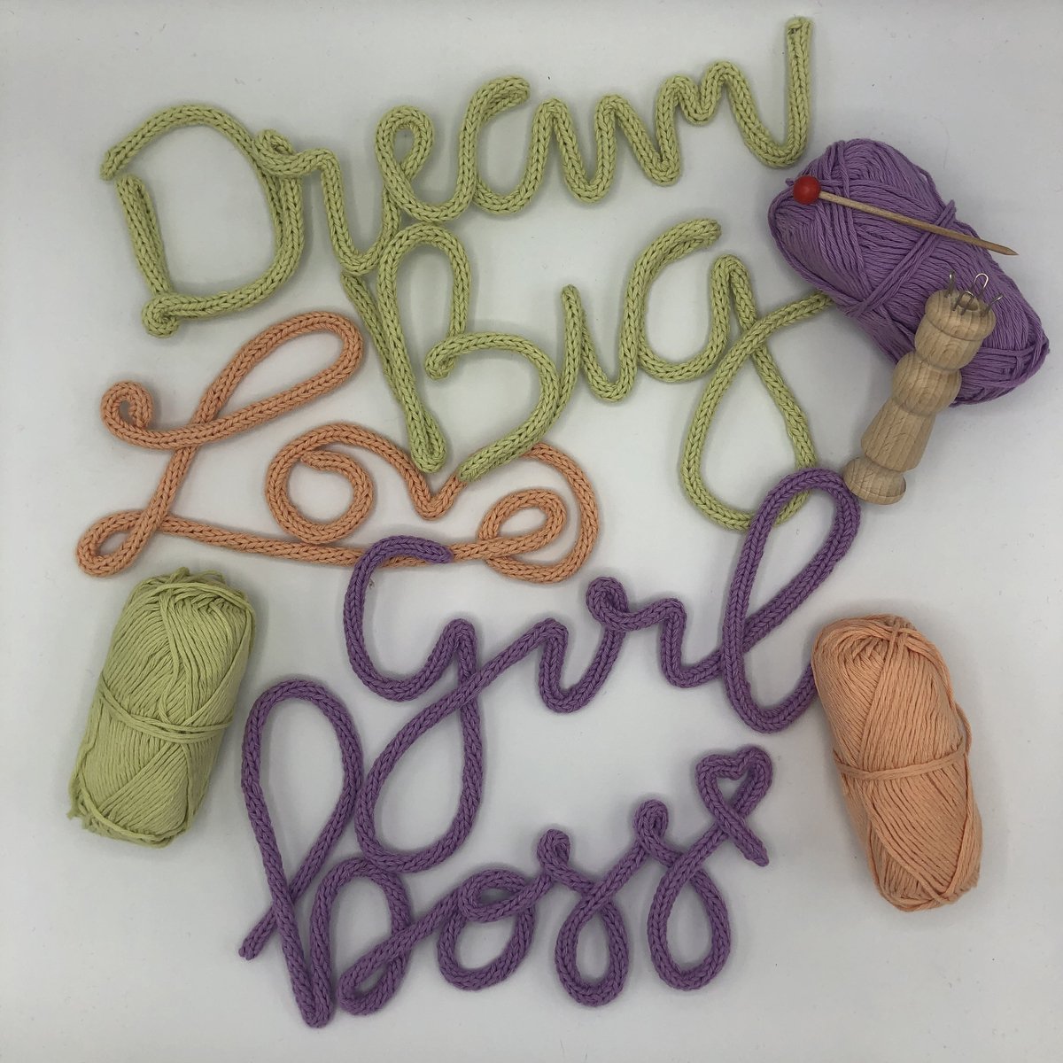 Maak 'T Zelf DIY Workshop Hobby Pakket Volwassenen - Tekst Punniken - Girl boss - Love - Dream Big - Creatief - Home Deco - Doe het zelf Cadeau - Kerstcadeau - Cadeaupakket - Workshop in een Doosje - Knutselpakket