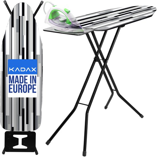 Een KADAX strijkplank met een gestreept patroon, inclusief 'Made in Europe' sticker, naast een gesloten strijkplank.