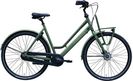 Dames stadsfiets van BSP in de kleur Emerald Green. De fiets heeft "LA DOLCE VITA" op het frame staan en een bagagedrager voorop.