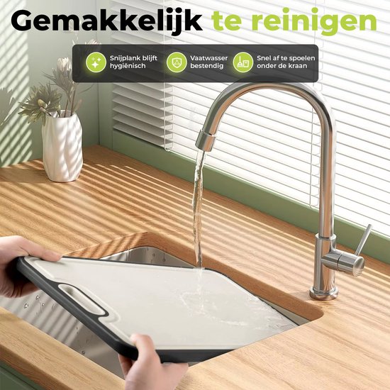 Snijplank onder kraan, gemakkelijk schoon te maken.