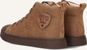 Achterkant van bruine hoge sneakers met veters en merklogo.