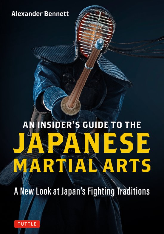 Alexander Bennett's "An Insider's Guide to the Japanese Martial Arts". Een man in Kendo-uitrusting met helm en bamboestok.