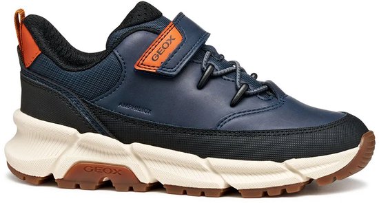 Blauwe Geox sneaker met oranje accenten, klittenbandsluiting en veters. Witte zool.