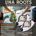 Deux sacs de lavage blancs avec des chaussures à l'intérieur, à côté d'une machine à laver. Convient aux chaussures de sport, baskets, décontractées, enfants et randonnée jusqu'à la taille 46.