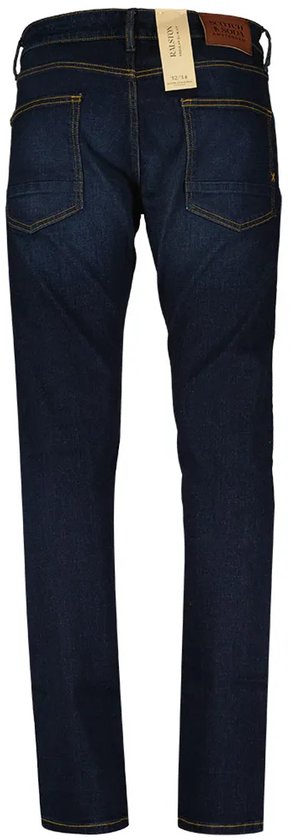 Donkerblauwe jeans met gele sierstiksels, bruin label en maatlabel.