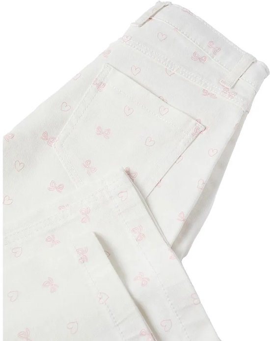 Detail van de achterzakken op een witte broek met roze strikjes en hartjes.