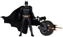 Batman met cape naast de Batpod.