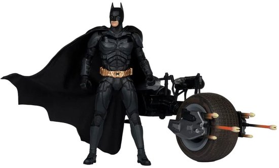 Batman met cape naast de Batpod.
