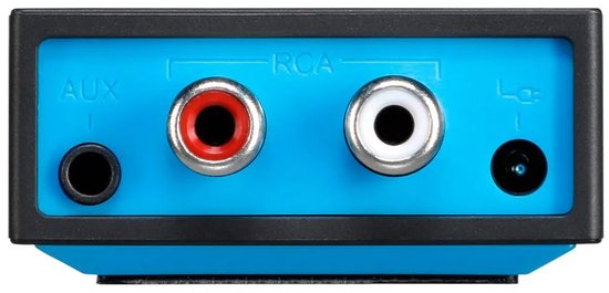 Zwarte adapter met blauw paneel, met AUX, RCA L/R ingangen en stroomingang.