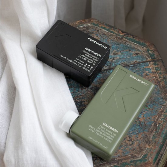 Kevin Murphy Night.Rider textuur pasta en Maxi.Wash shampoo op een witte doek en houten tafel.
