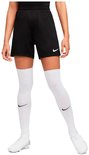 Zwarte Nike shorts met een wit Nike logo, gedragen door een vrouw met hoge witte sokken.